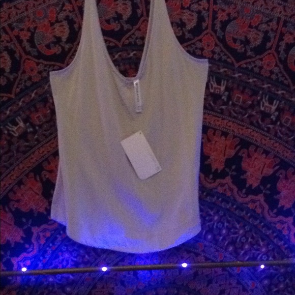 🆕🏷 ~ Fabletics Tank 💕~ - Picture 4 of 5